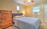 Lain-lain 3 Sunny Oak Island Retreat - 3 Blocks to Beach!