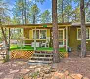 Lainnya 4 Pine Cabin in the Woods w/ Yard + Grill!