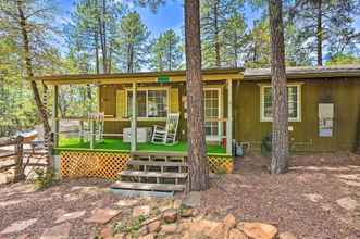 Lainnya 4 Pine Cabin in the Woods w/ Yard + Grill!