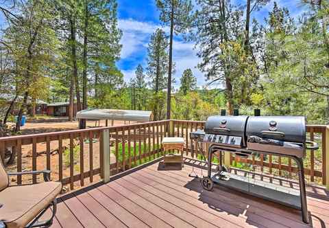 Lainnya Pine Cabin in the Woods w/ Yard + Grill!