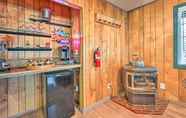 Others 5 Pine Cabin in the Woods w/ Yard + Grill!