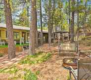 Lainnya 2 Pine Cabin in the Woods w/ Yard + Grill!