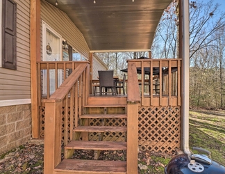 Lain-lain 2 Lakefront Greers Ferry Cabin w/ Covered Boat Slip!