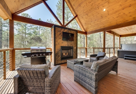 Others Family-friendly Broken Bow Cabin Rental w/ Hot Tub