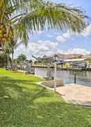 ภาพหลัก Bright Canalfront Home w/ Boat Dock, Patio, Grill!