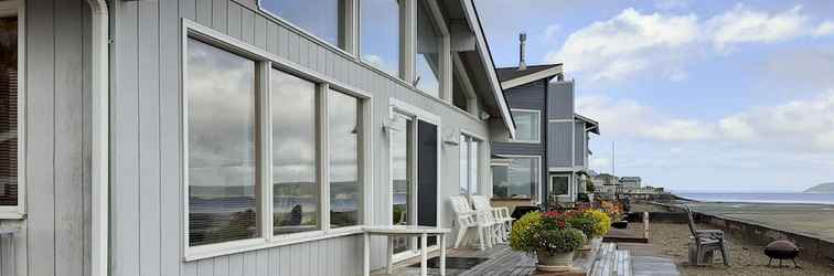 Others Beachfront Whidbey Island Home + Apartment!