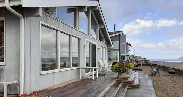 Others Beachfront Whidbey Island Home + Apartment!