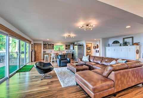 อื่นๆ Mid-century Cabin w/ Deck & Puget Sound Vistas!