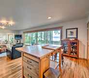 อื่นๆ 3 Mid-century Cabin w/ Deck & Puget Sound Vistas!