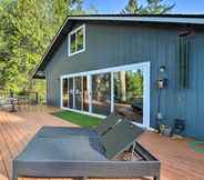 อื่นๆ 6 Mid-century Cabin w/ Deck & Puget Sound Vistas!