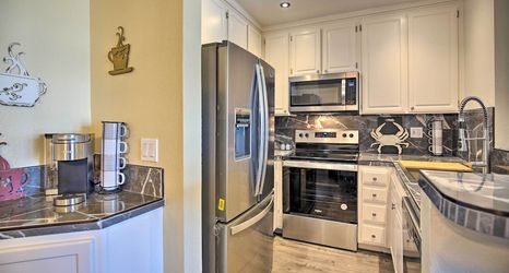 Others 2 Stunning Oceanside Condo: Walk to the Beach!