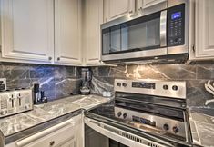 其他 7 Stunning Oceanside Condo: Walk to the Beach!