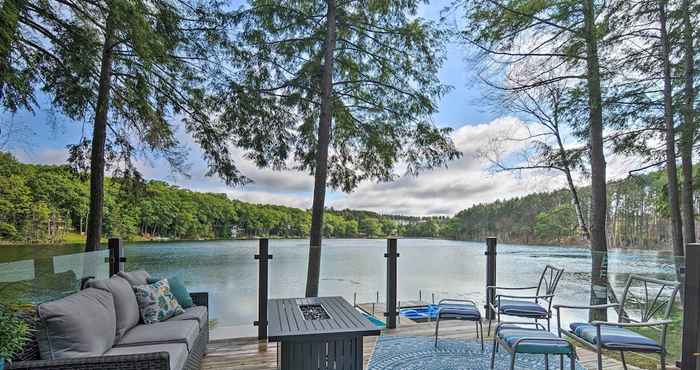 Others Tranquil Lake Cottage Near Golf w/ Views & Hot Tub