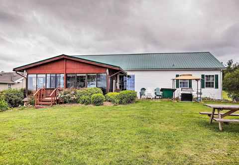 Lainnya Lyndonville Home w/ Fire Pit, Screened Patio & A/C