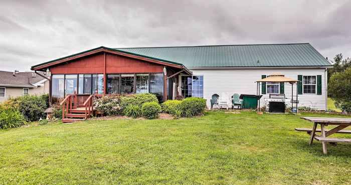 Lainnya Lyndonville Home w/ Fire Pit, Screened Patio & A/C