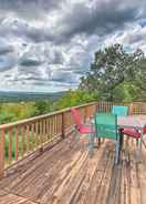 Ảnh chính Spacious House w/ Wraparound Deck + Mtn Views!