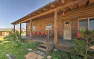 Lain-lain 4 Cozy Henrieville Cabin w/ Porch Near Bryce Canyon!