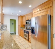 Lainnya 5 Vallejo Vacation Rental - 1 Mi to Six Flags!