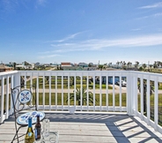 Lain-lain 2 Cozy Surfside Beach House w/ Deck & Gulf Views!