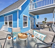 Lain-lain 7 Cozy Surfside Beach House w/ Deck & Gulf Views!