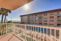 Lainnya Central Cocoa Beach Condo w/ View, Steps to Beach!