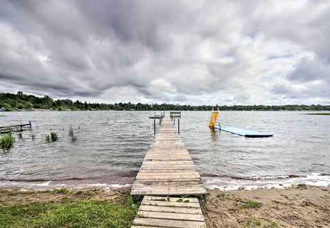 Others Lovely Lake Cabin: Boat Rentals & On-site Bar