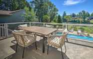 อื่นๆ 4 Luxe Grants Pass Getaway With Riverfront Views!