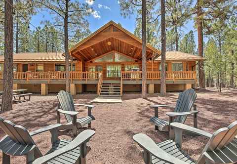 อื่นๆ Expansive Pinetop Cabin w/ Fireplace + Grill!