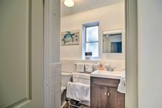 其他 Sun-soaked Coastal Hideaway - Steps to Beach!