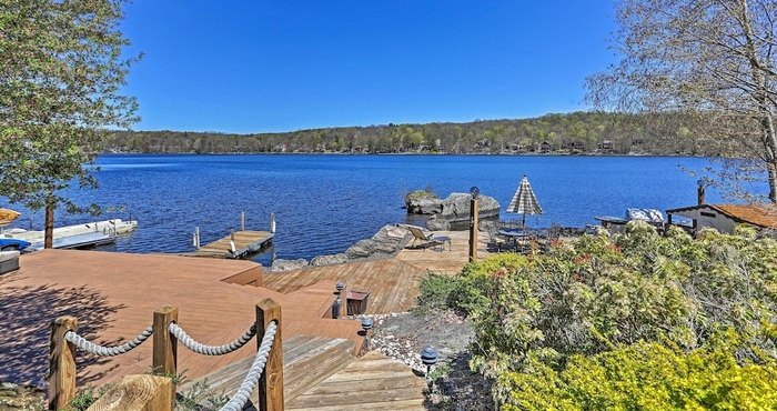 Lain-lain Grand Lakefront Home w/ Dock in The Hideout!