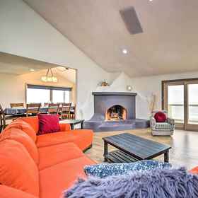 Primary image1Luxurious Newport Estate w/ Spa & Lighthouse Views,林肯县飯店