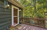 อื่นๆ 6 Peaceful Boone Cabin w/ Deck & Forest Views!