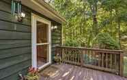 Lainnya 6 Peaceful Boone Cabin w/ Deck & Forest Views!