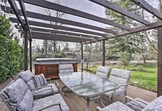 其他 4 Serene Riverfront Escape w/ Hot Tub & Views!