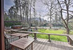 其他 2 Serene Riverfront Escape w/ Hot Tub & Views!