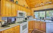 Lainnya 2 Bolton Landing Cottage With Deck - Walk to Beach!