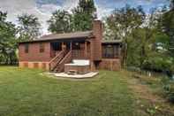 Others Creekfront Cabin Near Chattanooga w/ Hot Tub!