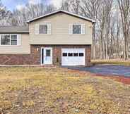 อื่นๆ 5 Modern East Stroudsburg Home w/ Pool + Fire Pit