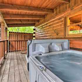 Interior 1 Cabin w/ Deck + Fireplace < 3 Mi to Dollywood!, Hotel Pigeon Forge