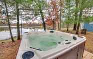 Lainnya 5 Lakefront Wisconsin Cottage w/ Dock & Hot Tub!