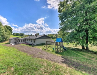 Others 2 'hidden Hollow' Family Home w/ Mod Interior!