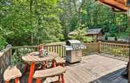 Lainnya 2 Inviting Murphy Escape w/ Hot Tub & Pond!