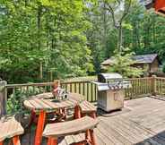 Others 2 Inviting Murphy Escape w/ Hot Tub & Pond!