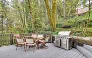 Others 4 West Linn Vacation Rental w/ Private Hot Tub