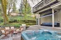 Others West Linn Vacation Rental w/ Private Hot Tub