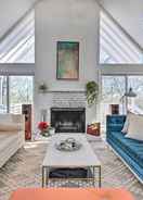 Primary image Chic East Hampton Retreat w/ Deck & View!