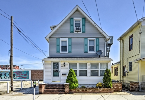 Others Wildwood House w/ Enclosed Porch - Walk to Beach!