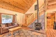 Lain-lain Peaceful Garden Valley Cabin w/ Private Deck!
