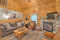 Others Cozy Retreat w/ Porch & Double JJ Resort Access!