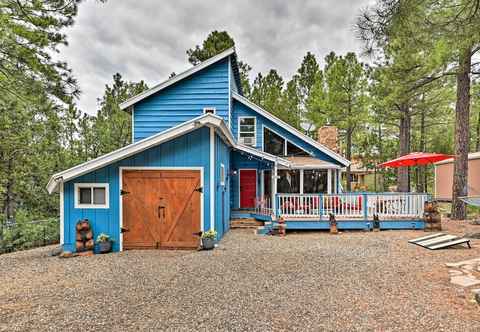 อื่นๆ Colorful Munds Park Cabin w/ Deck & Fireplace